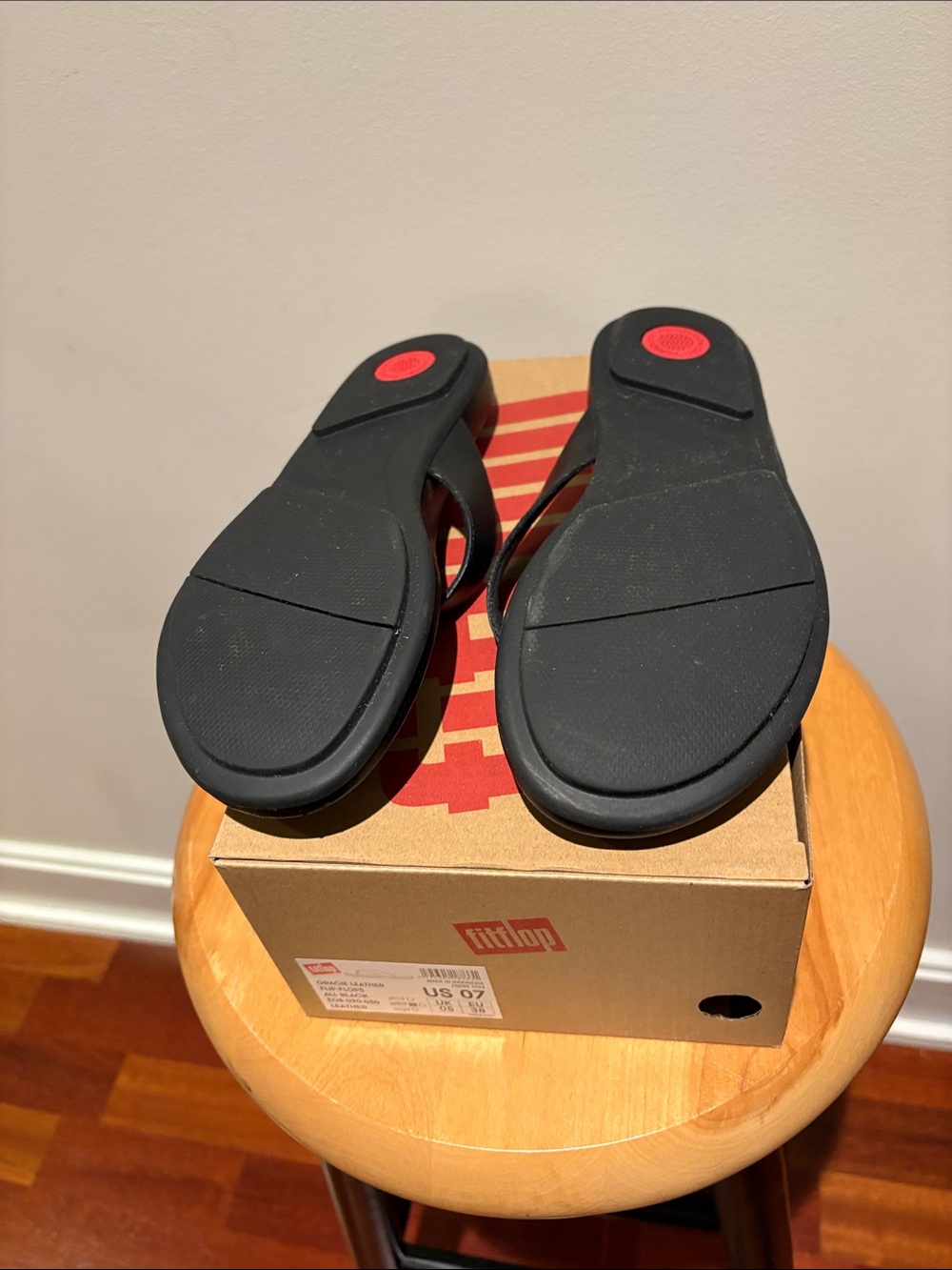 Fitflop Black Leather Thong Flip Flops - Picture 2 of 2